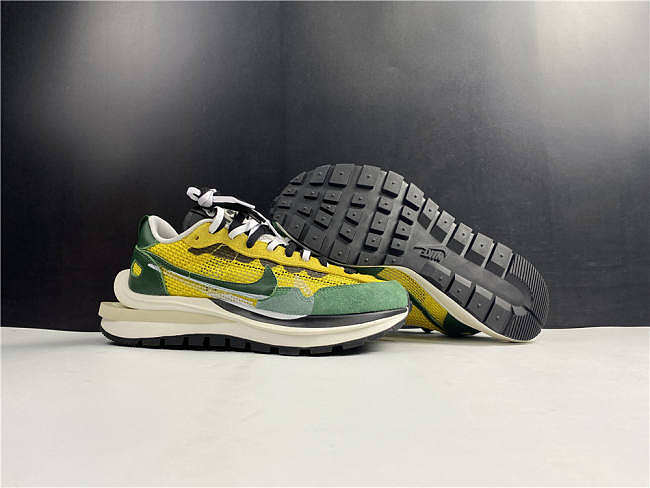 Nike Vaporwaffle sacai Tour Yellow Stadium Green  - 1