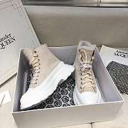 Alexander McQueen Tread Slick Low Lace Up Boots Beige - 2