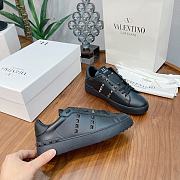 Valentino Garavani Rockstud Untitled sneaker in calfskin leather - 2