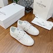 Valentino Garavani Rockstud Untitled sneaker in calfskin leather white - 2