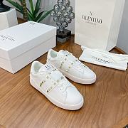 Valentino Garavani Rockstud Untitled sneaker in white calfskin leather - 3