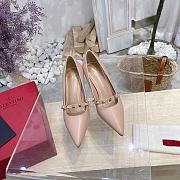 Valentino Rockstud Alcove Alcove Kidskin and patent leather Pump 70 cm Beige - 5