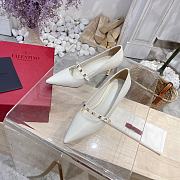 Valentino Rockstud Alcove Alcove Kidskin and patent leather Pump 70 cm White - 2