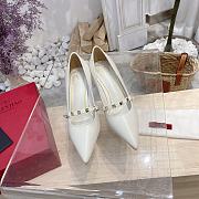 Valentino Rockstud Alcove Alcove Kidskin and patent leather Pump 70 cm White - 4