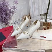 Valentino Rockstud Alcove Alcove Kidskin and patent leather Pump 70 cm White - 5